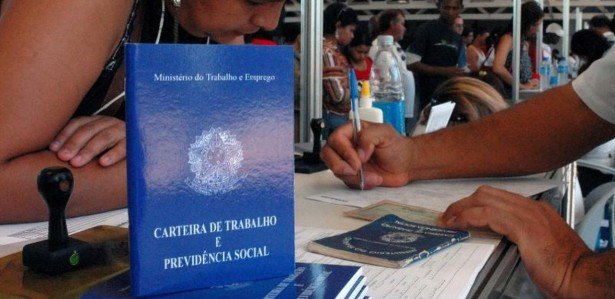 Desemprego tem leve queda e fica em 14,1% no 2º trimestre
