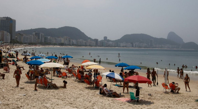  Cariocas aproveitam manhã sábado com  calor, para se refrescar e praticar esportes na praia de Copacabana. 