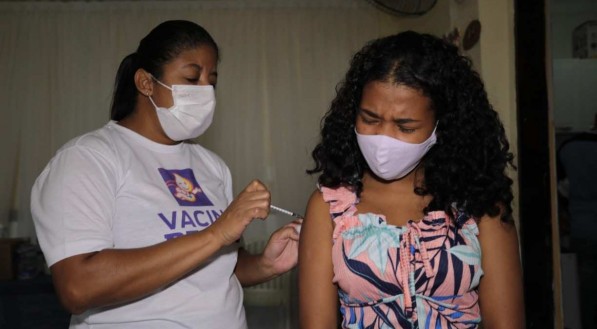 Vacina&ccedil;&atilde;o em comunidades do Recife.