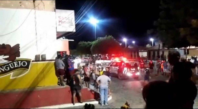 Homem invade mercadinho e tenta matar comerciante com uma motosserra