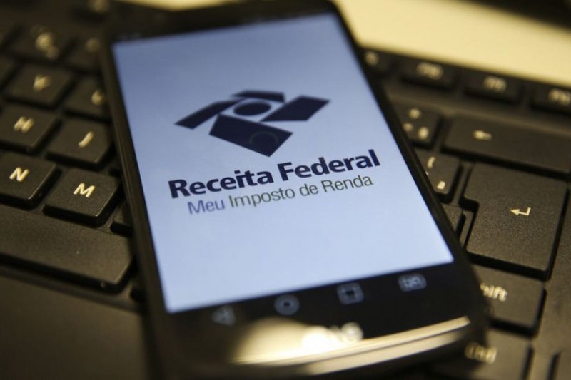 Imagem ilustrativa de celular com imagem da Receita Federal