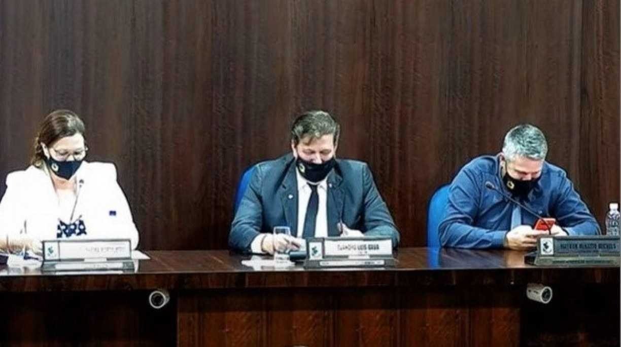 Premiação de rifa da fazendinha faz vereadores caírem na risada