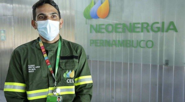 Eletricista resgata idosa de residência que pegava fogo em Abreu e Lima, no Grande Recife