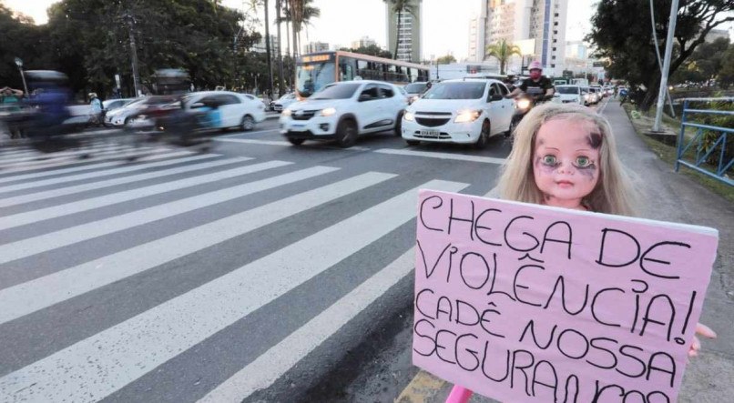 'Boneca do Terror' realizou protesto na Agamenon Magalh&atilde;es, no centro do Recife