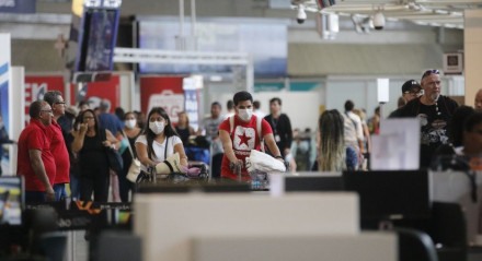  Passageiros e funcionários circulam vestindo máscaras contra o novo coronavírus (Covid-19) no Aeroporto Internacional Tom Jobim- Rio Galeão 