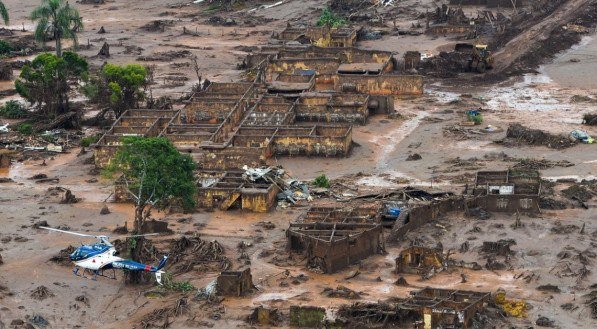 Rompimento da barragem de Fundão, em Minas Gerais, aconteceu em novembro de 2015