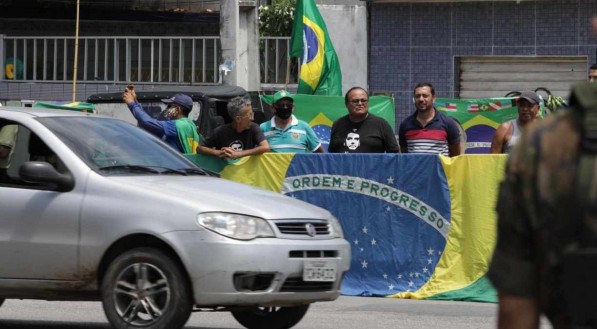 Apoiadores de Jair Bolsonaro &agrave; espera do presidente no Recife