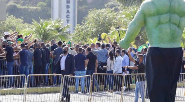 Bolsonaro &eacute; recebido por apoiadores ao desembarcar no Recife