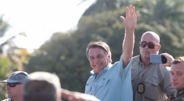 Bolsonaro saindo da Base A&eacute;rea do Recife