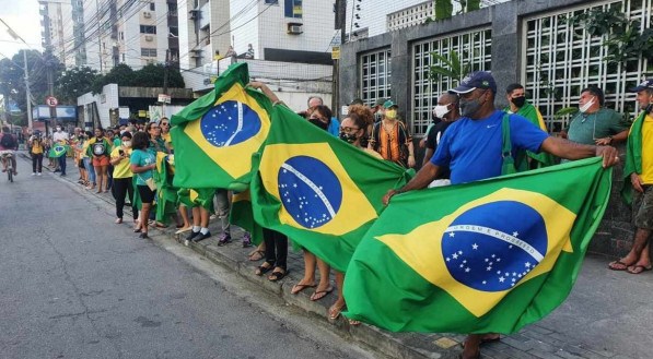 Apoiadores ainda aguardando a chegada de Bolsonaro no Mar Hotel
