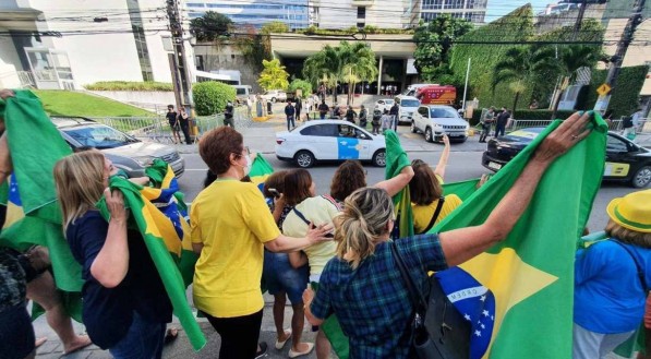 Apoiadores ainda aguardando a chegada de Bolsonaro no Mar Hotel