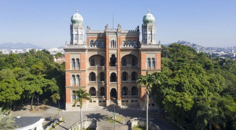 Tomana aérea da fachada e terraço do Castelo.