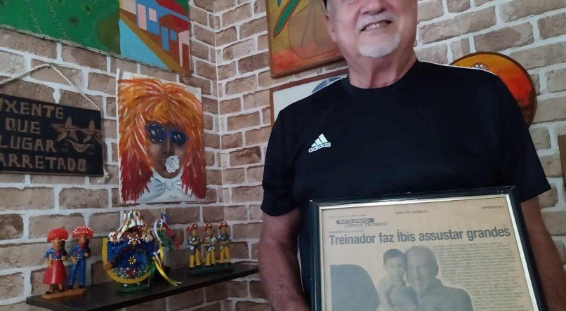 Hugo Benjamim curte a família e relembra sua história, como edição do JC que valorizava seu trabalho à frente do Íbis, em 2000