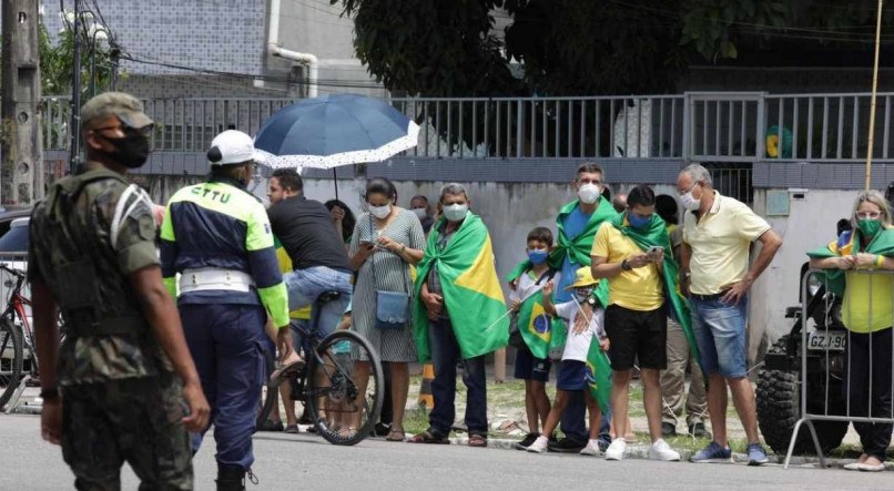 Apoiadores de Jair Bolsonaro &agrave; espera do presidente no Recife