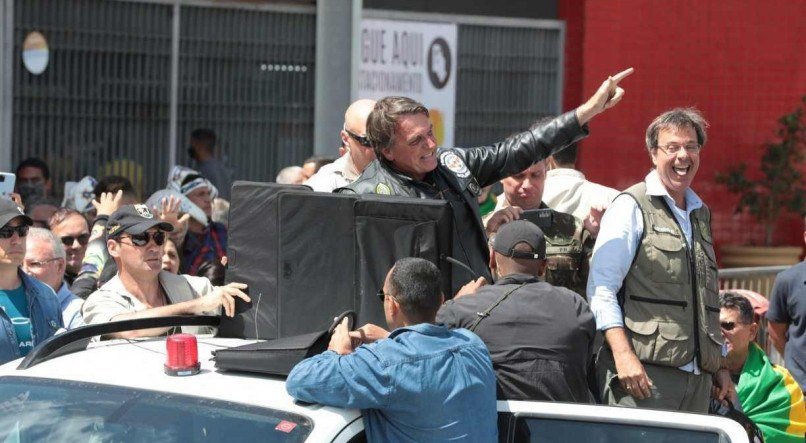 Bolsonaro (sem partido) voltou a falar em ruptura democr&aacute;tica ap&oacute;s participar de uma 'motociata' em cidades do interior de Pernambuco neste s&aacute;bado (4)