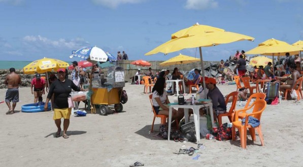 V&eacute;spera de feriado no Buraco da Velha, a praia fica localizada no bairro de Bras&iacute;lia Teimosa, Zona Sul do Recife.