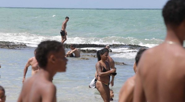 V&eacute;spera de feriado no Buraco da Velha, a praia fica localizada no bairro de Bras&iacute;lia Teimosa, Zona Sul do Recife.