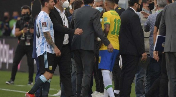 NADA DE JOGO Messi e Neymar conversam em campo ap&oacute;s a partida pelas Eliminat&oacute;rias ser paralisada pela Anvisa aos cinco minutos do primeiro tempo na Neo Qu&iacute;mica Arena