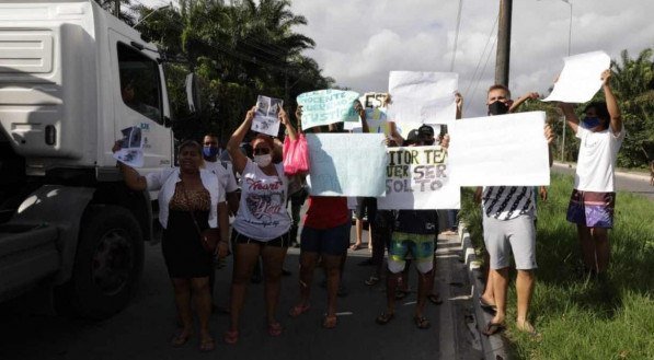 Os manifestantes bloquearam os dois sentidos da PE-22