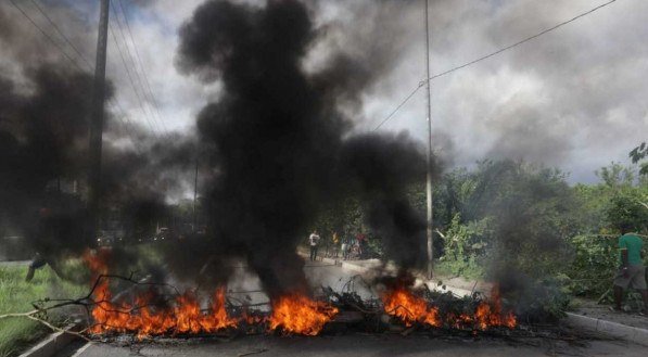 Os manifestantes bloquearam os dois sentidos da PE-22