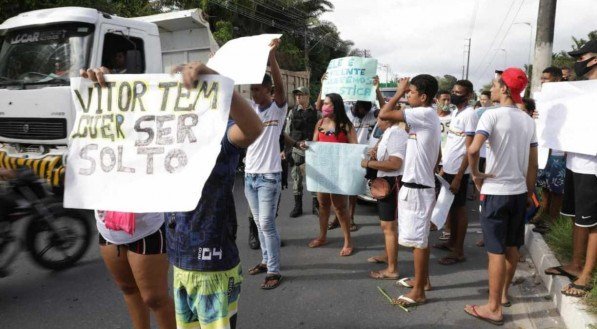 Os manifestantes bloquearam os dois sentidos da PE-22