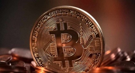 Empresas devem aceitar pagamento em bitcoin junto com dólar americano