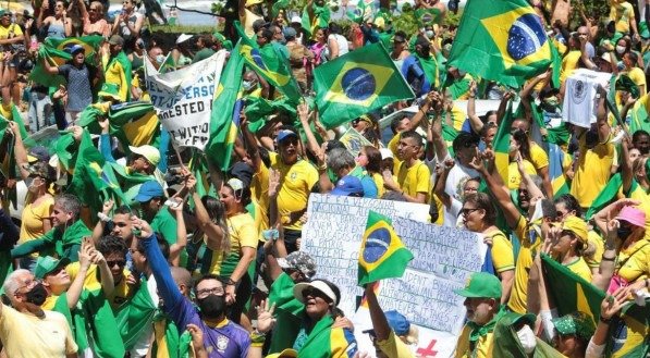 Ato a favor de Bolsonaro na Avenida Boa Viagem. 