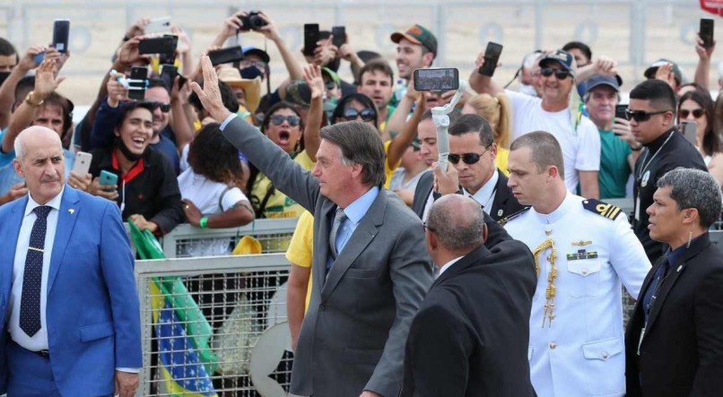 Presidente Jair Bolsonaro se encontra com apoiadores na rampa do Pala?cio do Planalto