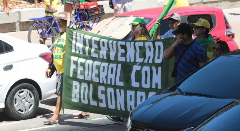 Ato a favor de Bolsonaro na Avenida Boa Viagem. 