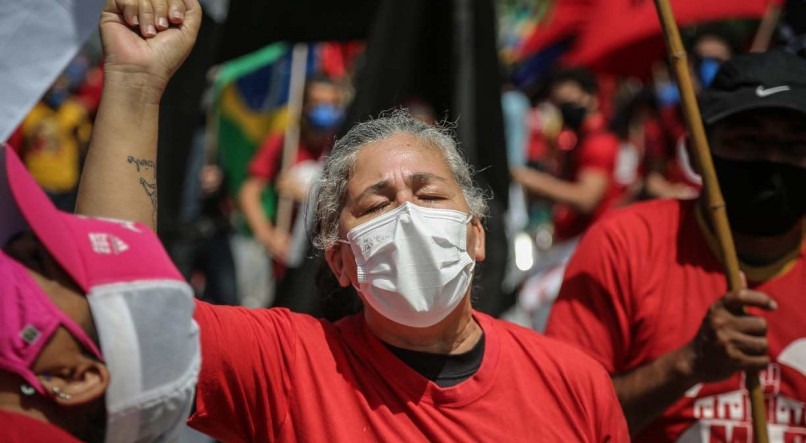 Feriado de 7 de setembro marcado por protestos contra o governo Bolsonaro na pra&ccedil;a do Derby, em Recife