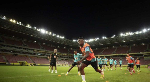 Vin&iacute;cius J&uacute;nior no treino da sele&ccedil;&atilde;o brasileira na Arena de Pernambuco