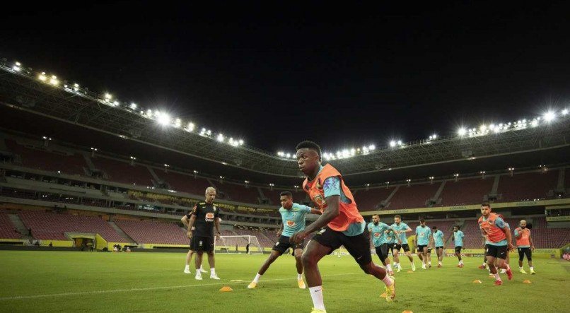 Vin&iacute;cius J&uacute;nior no treino da sele&ccedil;&atilde;o brasileira na Arena de Pernambuco