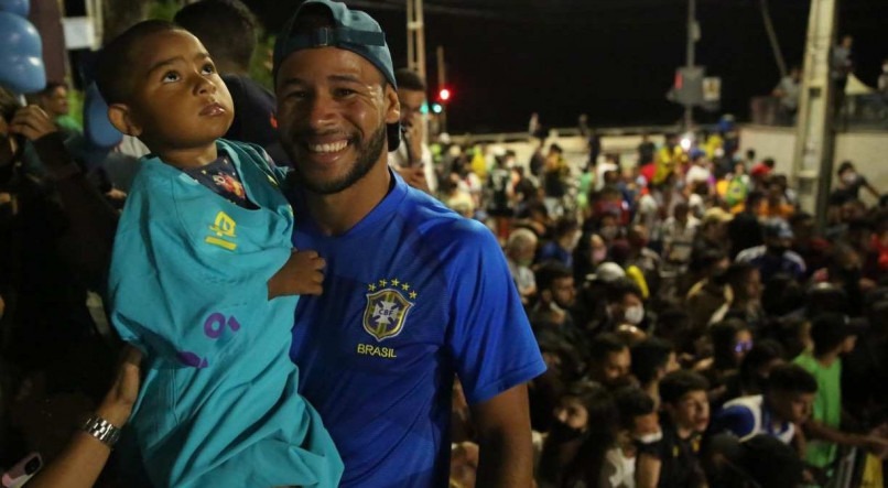 Tiago Ferreira recebeu a camisa de Neymar na chegada da sele&ccedil;ao brasileira ao hotel em Boa Viagem