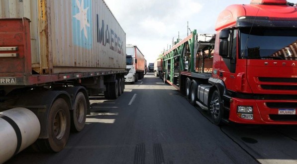 Grupos pr&oacute;-Bolsonaro, incluindo caminhoneiros, voltaram a fechar estradas neste fim de semana