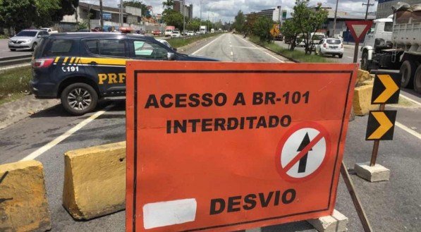 INTERDI&Ccedil;&Atilde;O Trecho da rodovia no sentido Recife-Jaboat&atilde;o dos Guararapes teve a circula&ccedil;&atilde;o de ve&iacute;culos proibida desde ontem, mas deve ser liberado ainda neste domingo