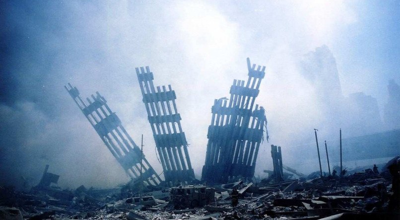 Na foto, tirada em 11 de setembro de 2001, os escombros das torres g&ecirc;meas do World Trade Center ardem ap&oacute;s um ataque terrorista na parte baixa de Manhattan, Nova York