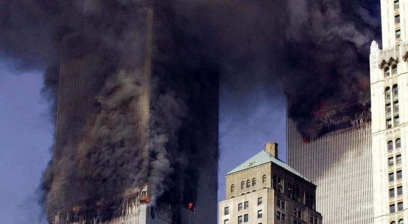 As torres g&ecirc;meas do World Trade Center queimam depois que dois avi&otilde;es colidiram com cada edif&iacute;cio em Nova York, em 11 de setembro