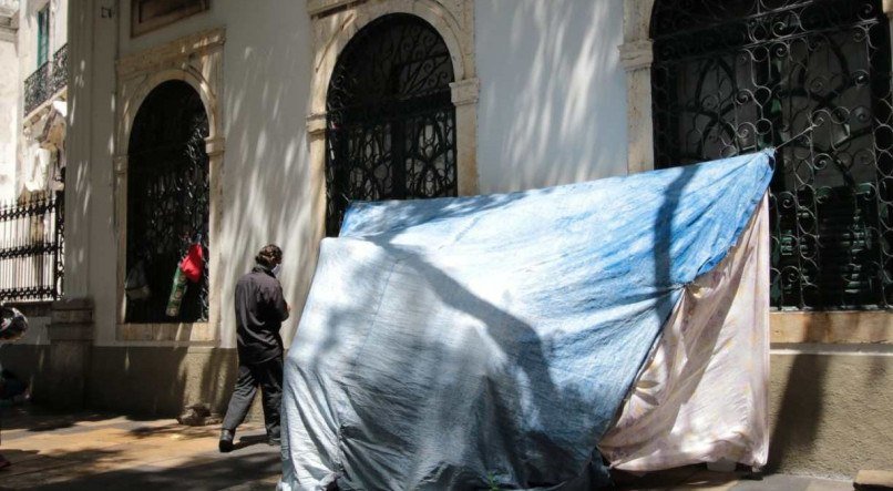 Pessoas em situa&ccedil;&atilde;o de rua na Rua do Imperador, em Santo Ant&ocirc;nio, Centro do Recife