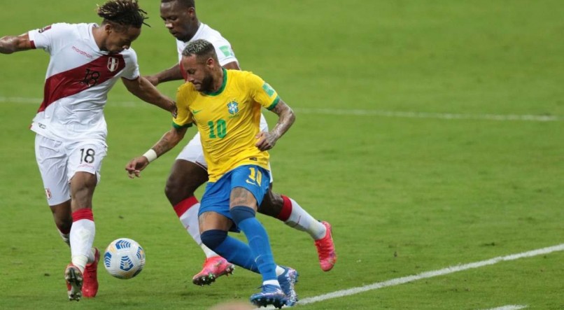 Neymar fez o primeiro gol do Brasil contra o Peru na Arena de Pernambuco