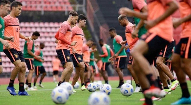 Sport iniciou o treino desta sexta-feira no meio da tarde