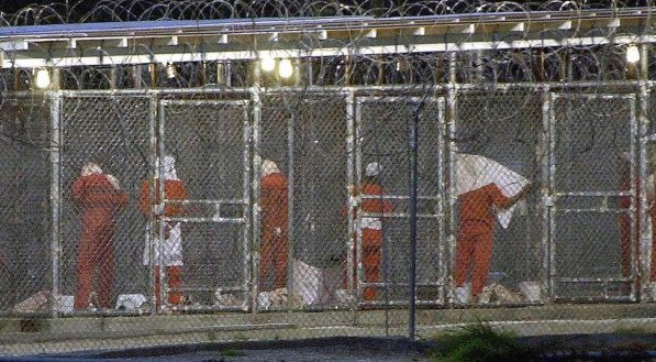 Prisioneiros em Guant&aacute;namo, em foto de mar&ccedil;o de 2002