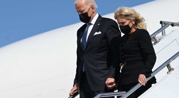 Presidente dos Estados Unidos, Joe Biden, e a primeira-dama, Jill Biden, desembarcando do Air Force One para participar dos eventos