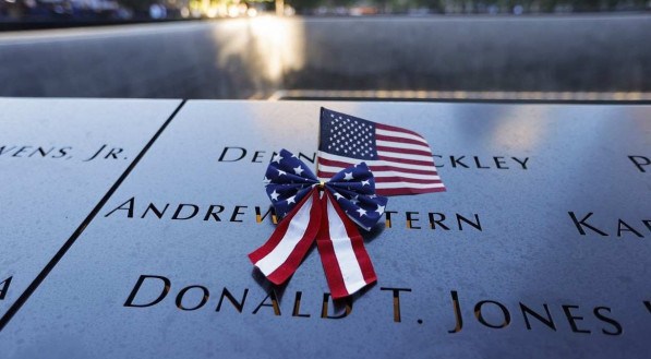 Bandeira dos Estados Unidos foi colocada no Memorial do 11 de Setembro