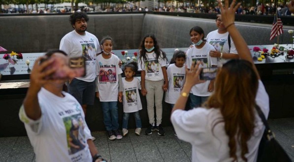 Familiares de v&iacute;timas do World Trade Center posam no Memorial