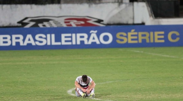 QUEDA Santa Cruz fez péssima campanha na Série C do Brasileiro e a queda foi inevitável