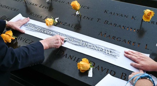Nomes das v&iacute;timas do 11 de setembro de 2001 est&atilde;o gravados no Memorial, em Nova York