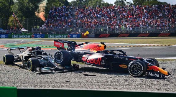PISTA PEQUENA Verstappen e Hamilton bateram na volta 26 e deixaram GP de Monza de forma precoce