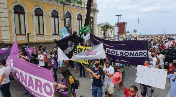 Manifesta&ccedil;&atilde;o teve concentra&ccedil;&atilde;o no Marco Zero do Recife, Centro da capital pernambucana