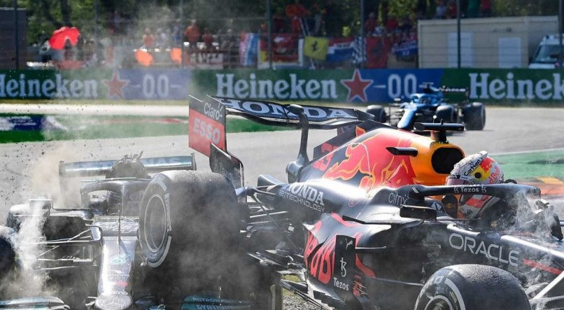 A roda de tr&aacute;s da Red Bull passou por cima do pneu da Mercedes, lan&ccedil;ando o carro sob a cabe&ccedil;a de Hamilton.