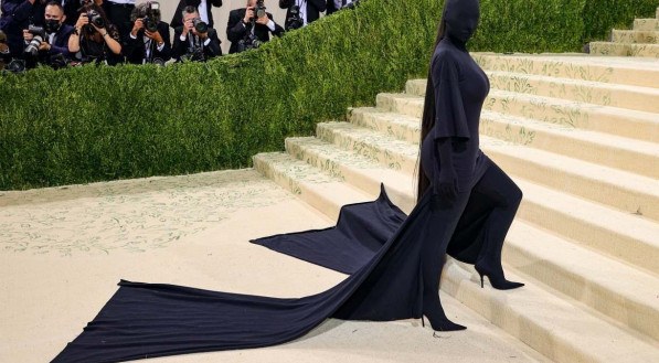 Kim Kardashian foi toda de preto